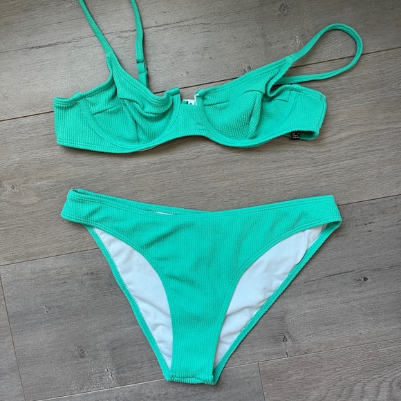 💙BOGO💙 PrettyLittleThing Green Bikini Set size 8/Medium - Picture 1 of 4